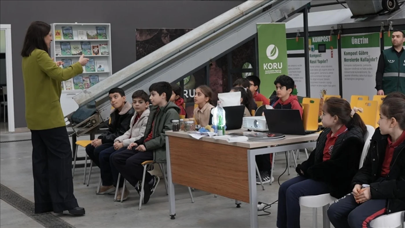 Kompost tesisinde bir araya gelen öğrenciler